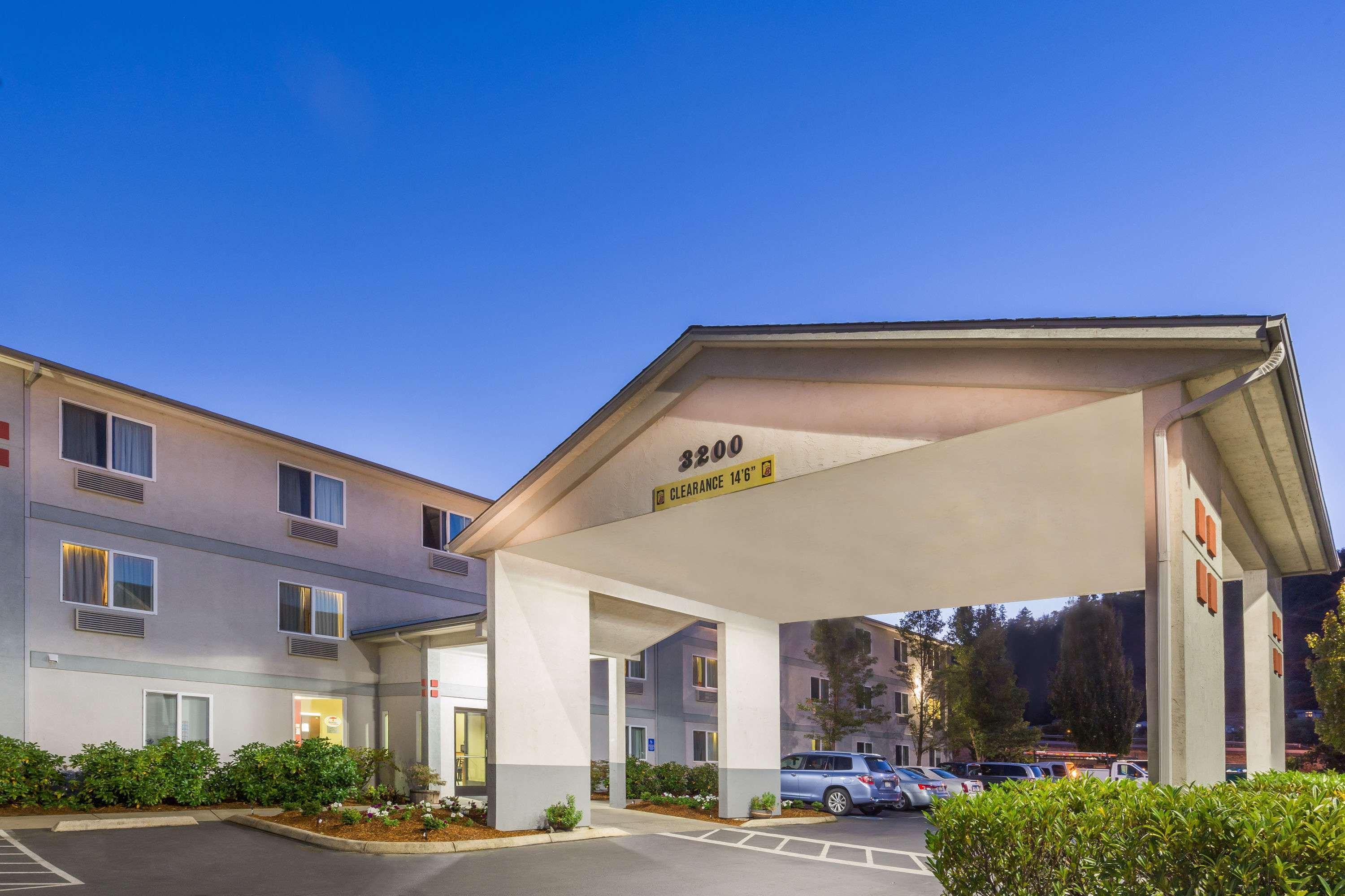 Super 8 By Wyndham Roseburg Hotel Exterior foto