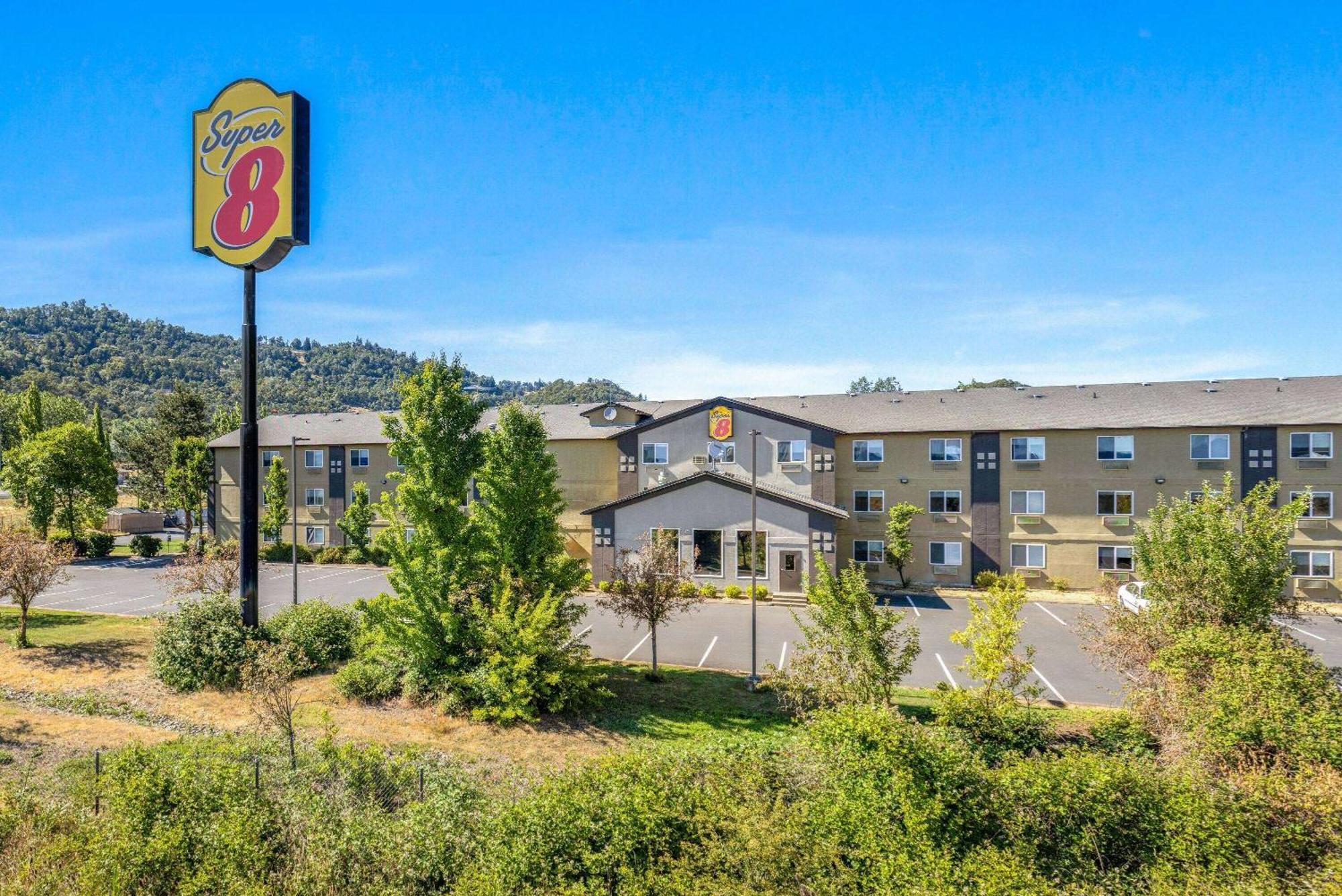 Super 8 By Wyndham Roseburg Hotel Exterior foto